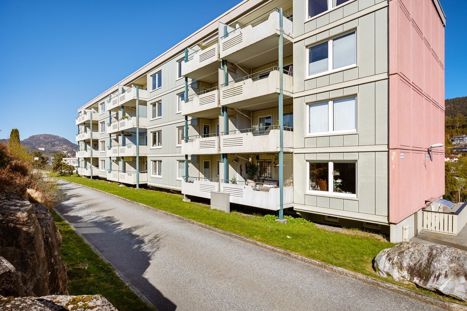 Dette er en lys og fin 4-roms endeleilighet i byggets andre etasje, og har attraktiv beliggenhet i Fyllingsdalen. Galleribilde