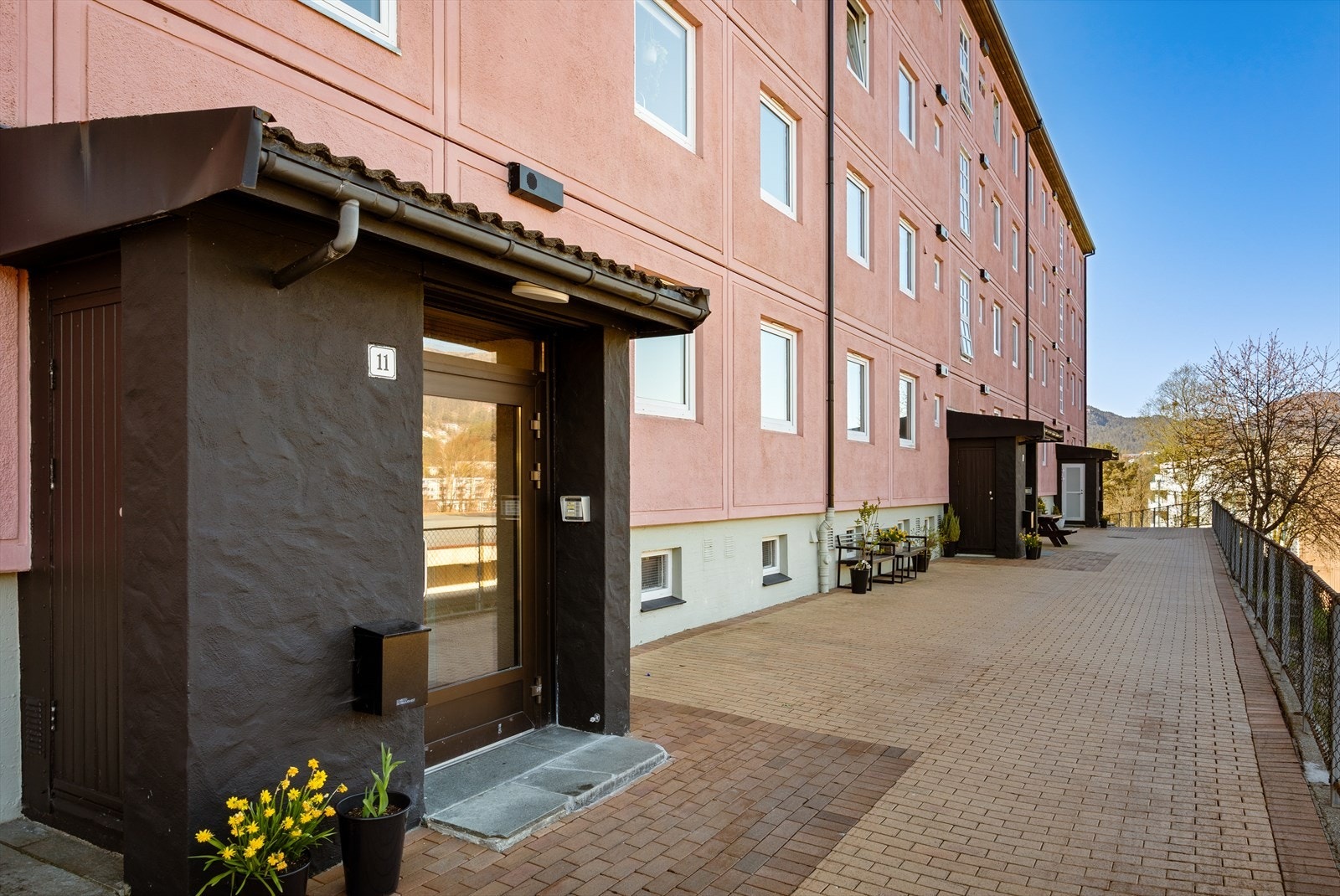 Leiligheten ligger i Smiberget borettslag. Laget består av 569 leiligheter, fordelt i 23 lavblokker og 2 høyblokker. Hjemmesiden til borettslaget er www.smiberget.no. Galleribilde