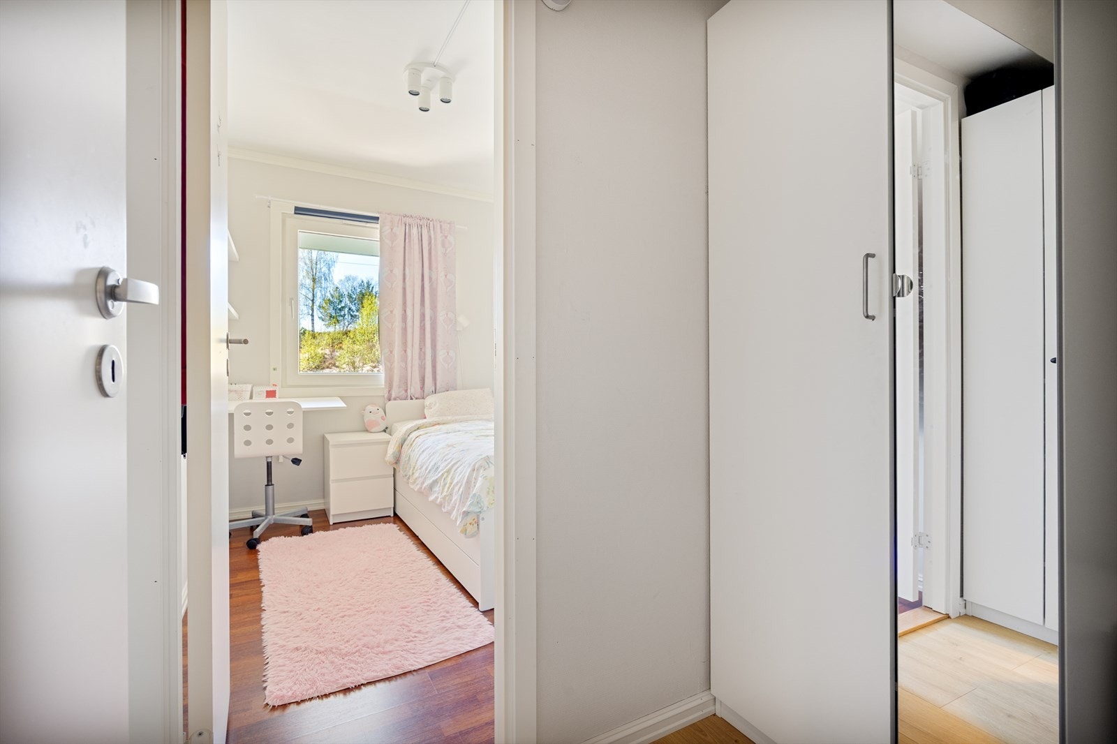 Videre, er det to soverom på ca. 6,5 m² og ca. 6,1 m². Her er det en praktisk mellomgang med plass til oppbevaring. Galleribilde