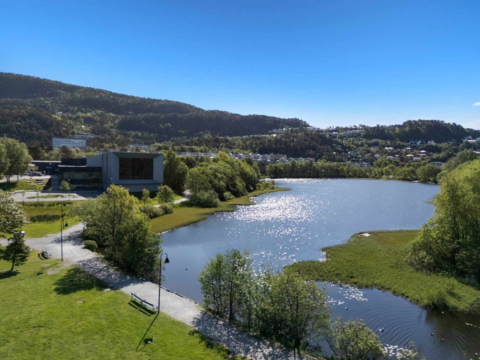 Området er særlig kjent for sine flotte tur- og rekreasjonsmuligheter. Det er nærhet til blant annet Løvstakken, Lyderhorn, Damsgårdsfjellet og Kanadaskogen. Galleribilde