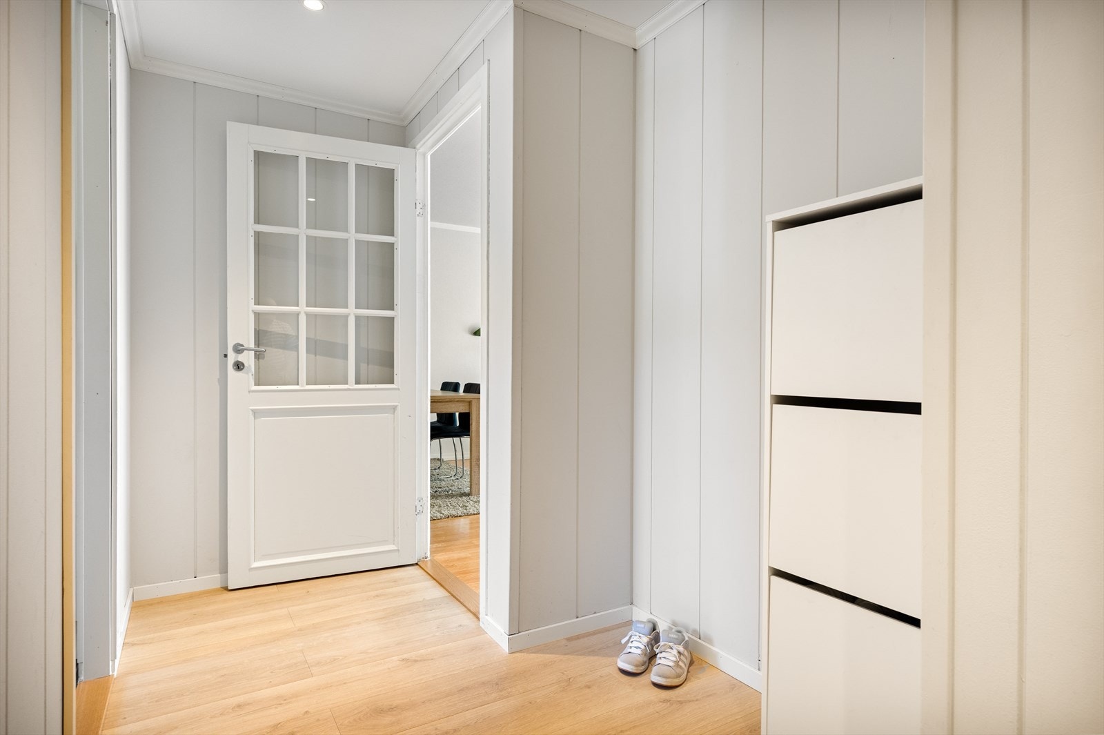 Leiligheten har adkomst via entré med plass til oppbevaring av yttertøy og sko. Gangen gir god adkomst til boligens øvrige rom. Galleribilde