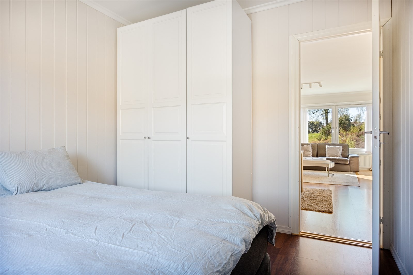 Her er det god plass til innredning med dobbeltseng, garderobe og nattbord. Galleribilde