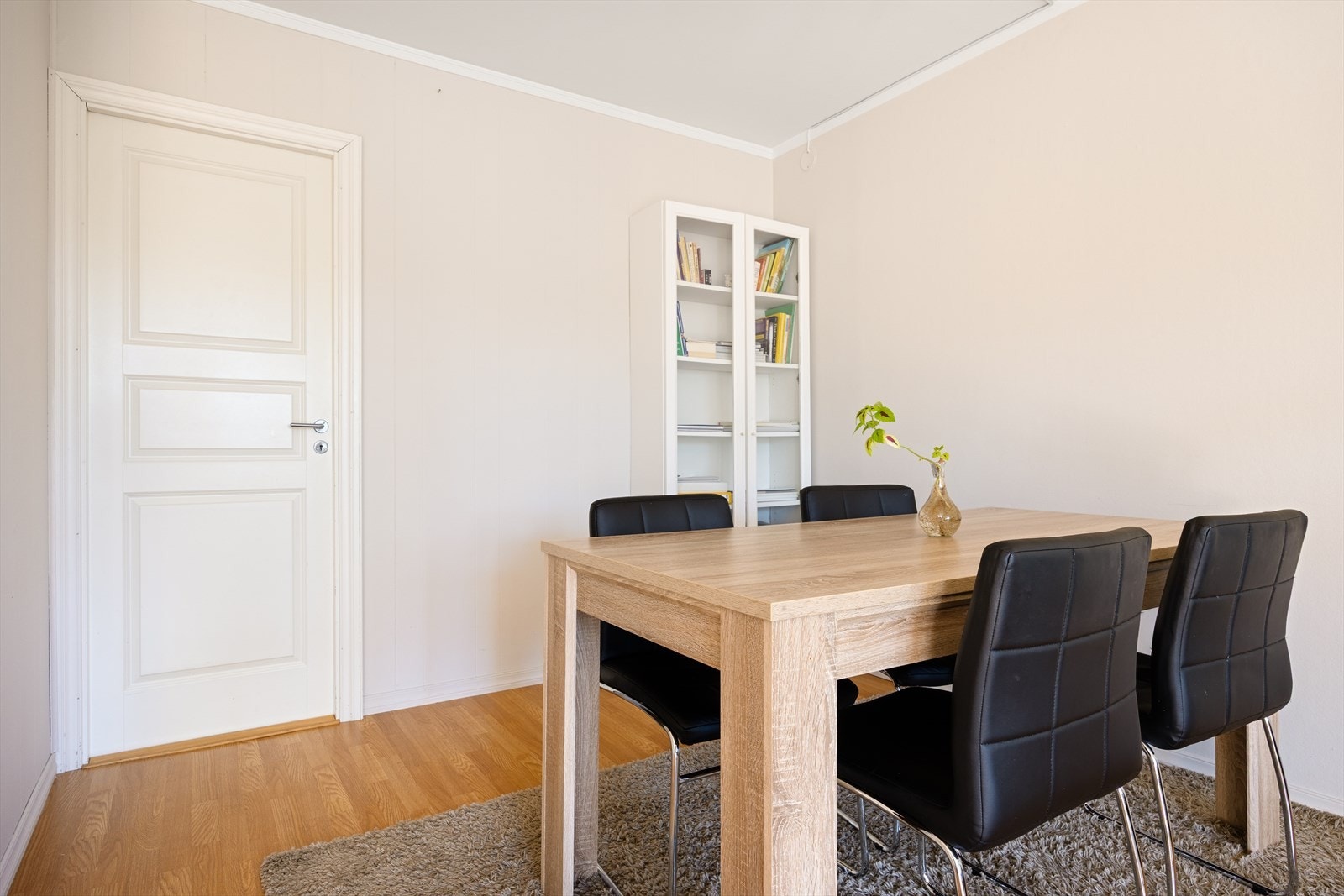 God plass til spiseplass i stuen Galleribilde