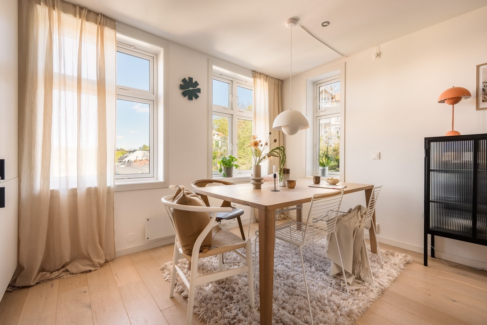 Det er fin plass til en spisegruppe ved kjøkkenet. Her er det god plass til å utvide bordet og dekke på til mange gjester. Galleribilde