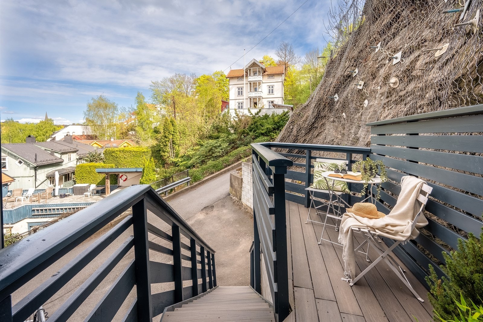 Terrasse utenfor inngangspartiet vendt mot nordøst. Her kan morgenkaffen nytes. Galleribilde