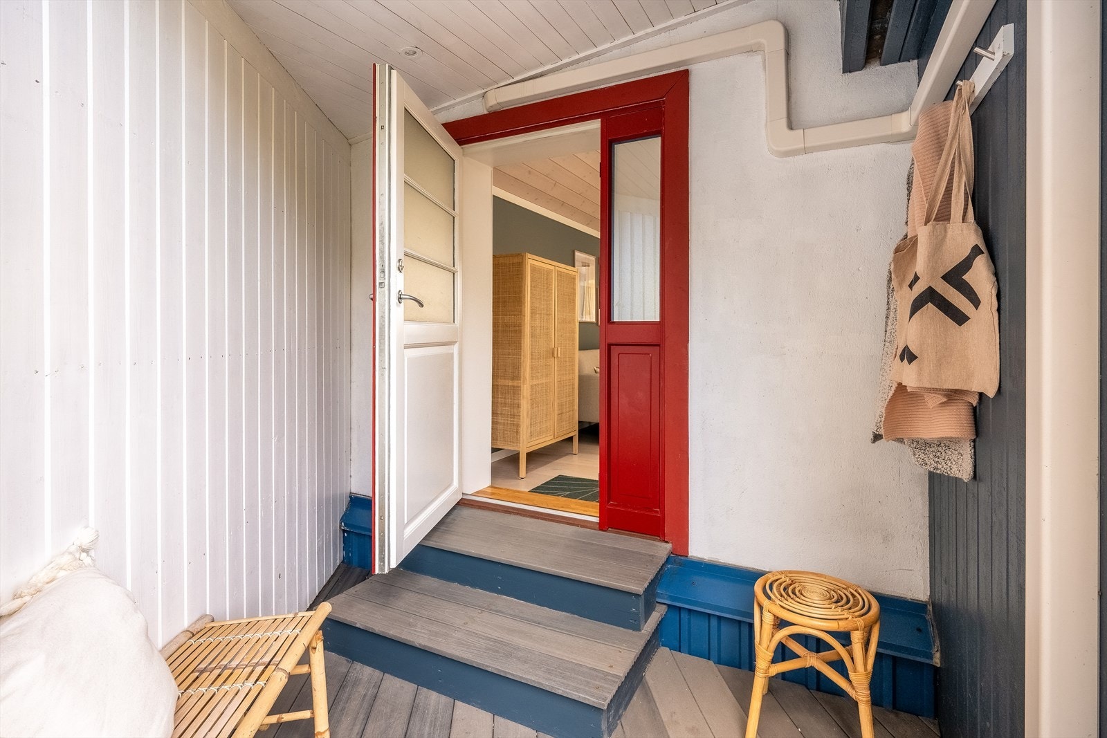Inngangsparti med plass til sko og yttertøy. Det foreligger rammetillatelse for å bygge inn vindfanget/inngangspartiet. Galleribilde