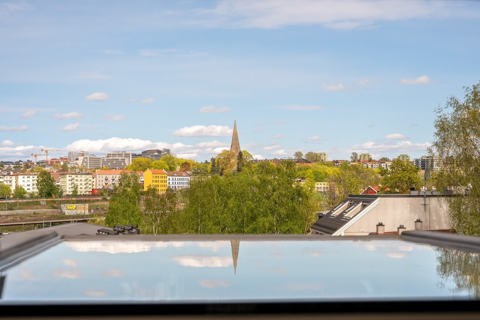 Flott utsikt til Vålerenga kirke fra takvindu. Galleribilde
