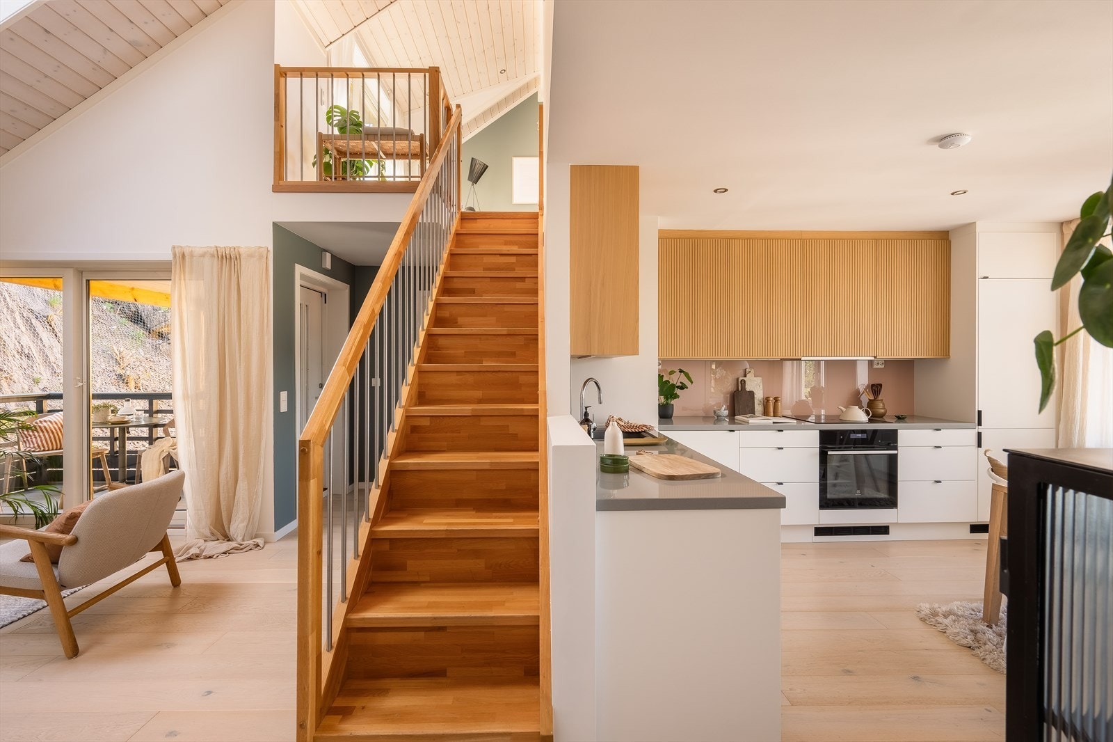 Phillips Hue smartbelysning med spotter i alle rom utenom bod med appstyring. Alle spotter ble byttet i 2019. Galleribilde