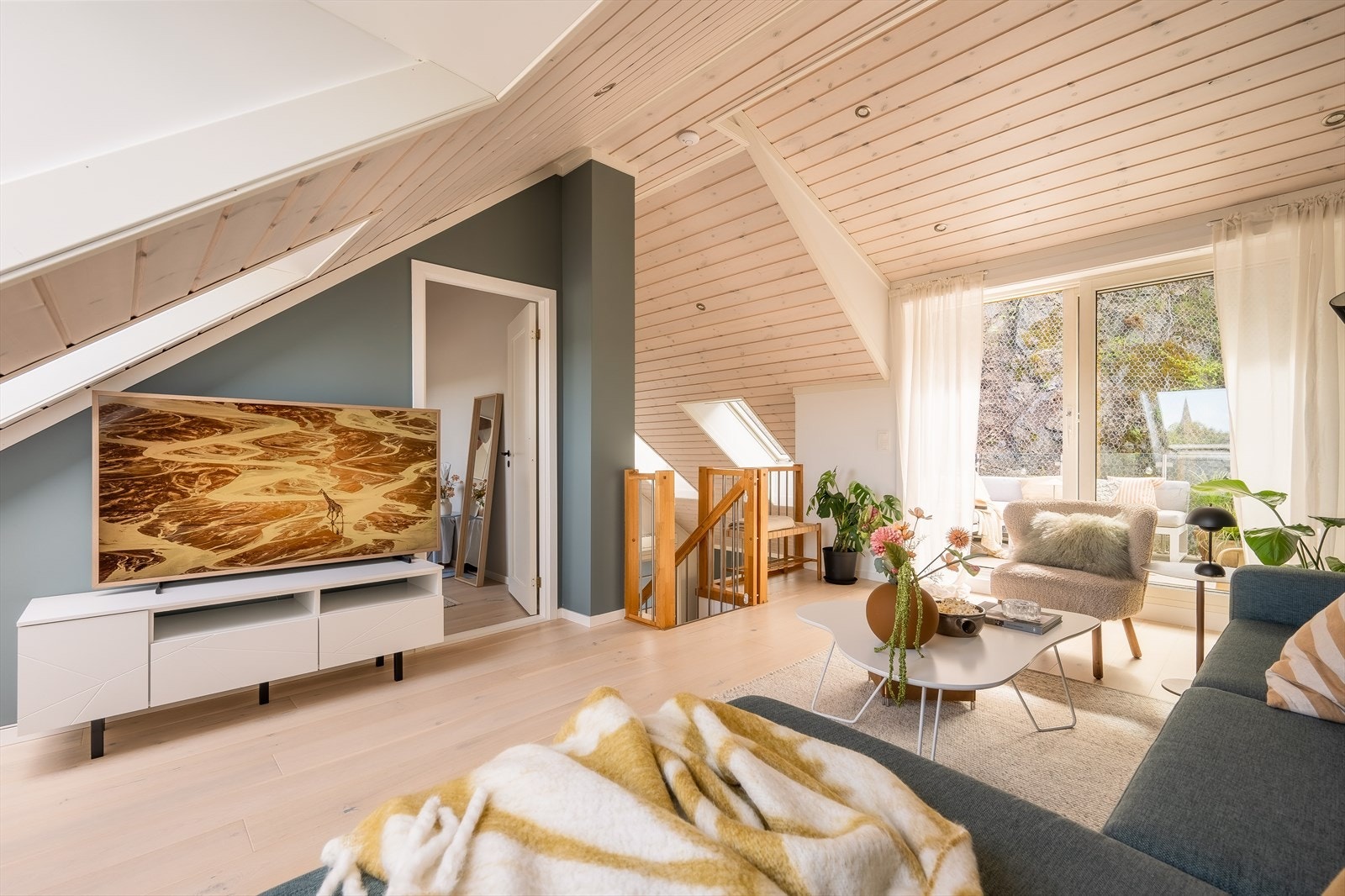 Rikelig med naturlig lysinnslipp fra flere store vindusflater. Galleribilde