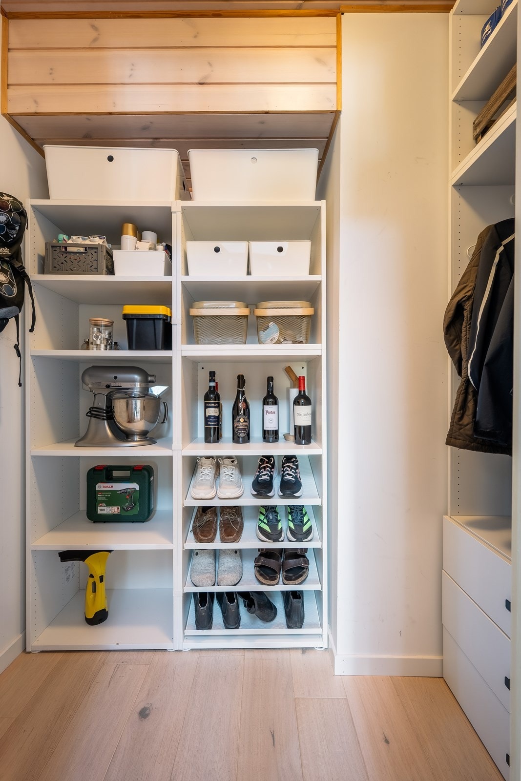 Fra soverommet er det egen inngang til innvendig bod/garderobe. Her er det gode oppbevaringsmuligheter. Galleribilde