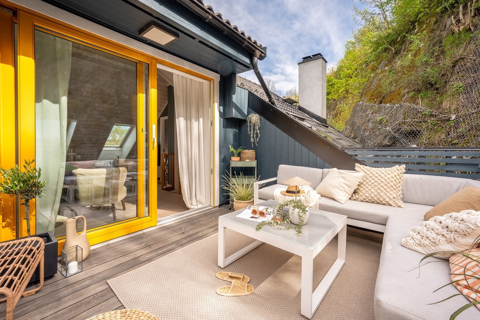 Sydøstvendt terrasse med god plass til større sittegruppe m.m. Galleribilde