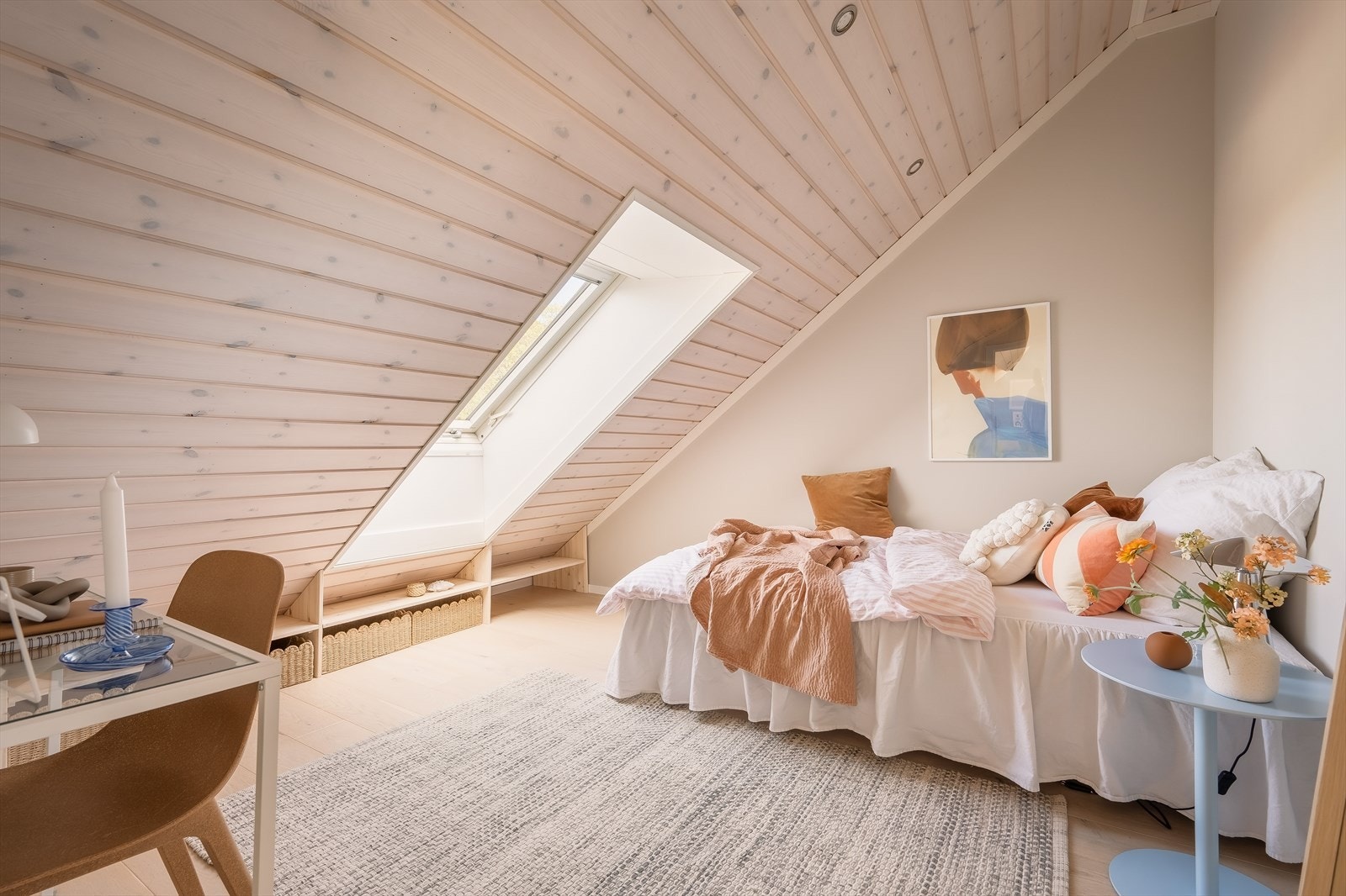Soverom på loft med plass til dobbeltseng, tilhørende nattbord og skrivepult. Her er det også plass til kommoder for oppbevaring. Galleribilde