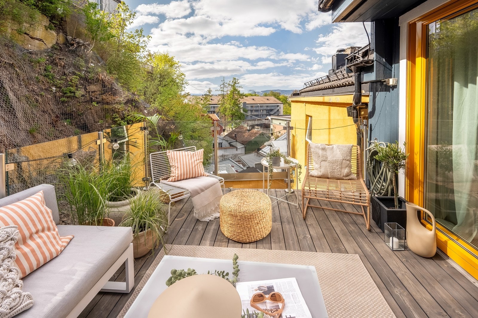 Fra loftstue er det utgang til terrasse med gode solforhold. Selger opplyser om sol fra ca. 11:00 til 17:00 og ca. 19:30 til solnedgang på sommerstid. Galleribilde