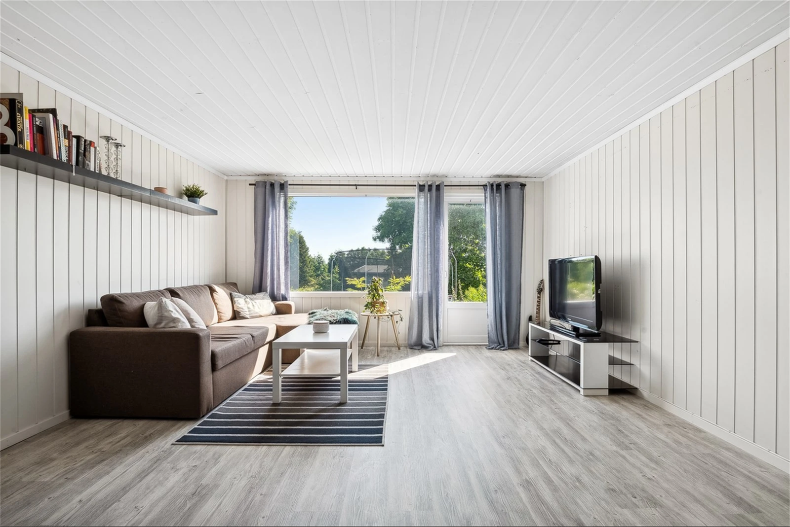 Boligen byr på gode møbleringsmuligheter og holder gjennomgående god standard. Galleribilde