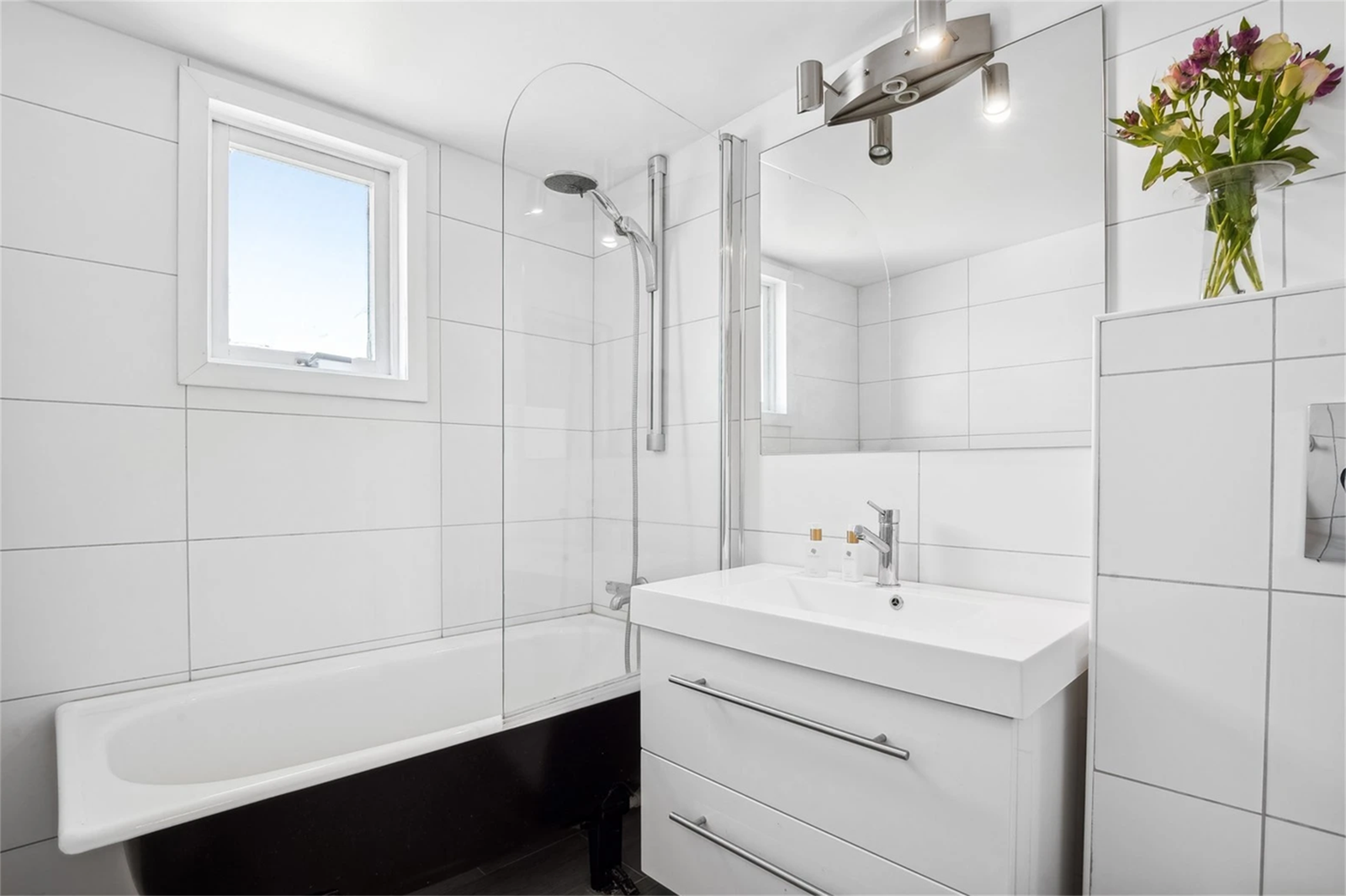 Pent flislagt baderom med badekar. Galleribilde