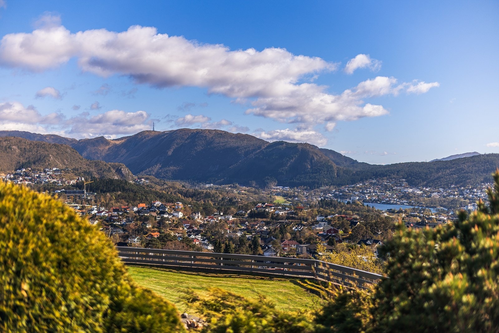 Fantastisk utsikt. Turområder, grøntarealer, lekeplass, fotballbane m.m. i umiddelbar nærhet til eiendommen. Galleribilde