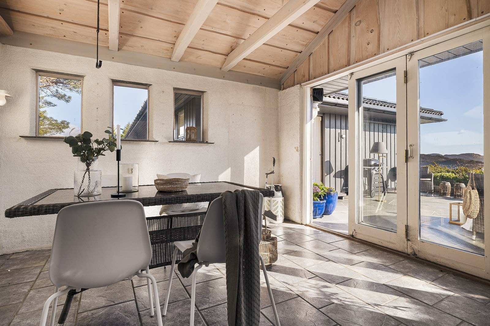 Skyvedører åpner opp mot den store terrassen og skaper en sømløs overgang mellom inne og ute (skyvedørene må skiftes da skinner er defekt/treg). Galleribilde