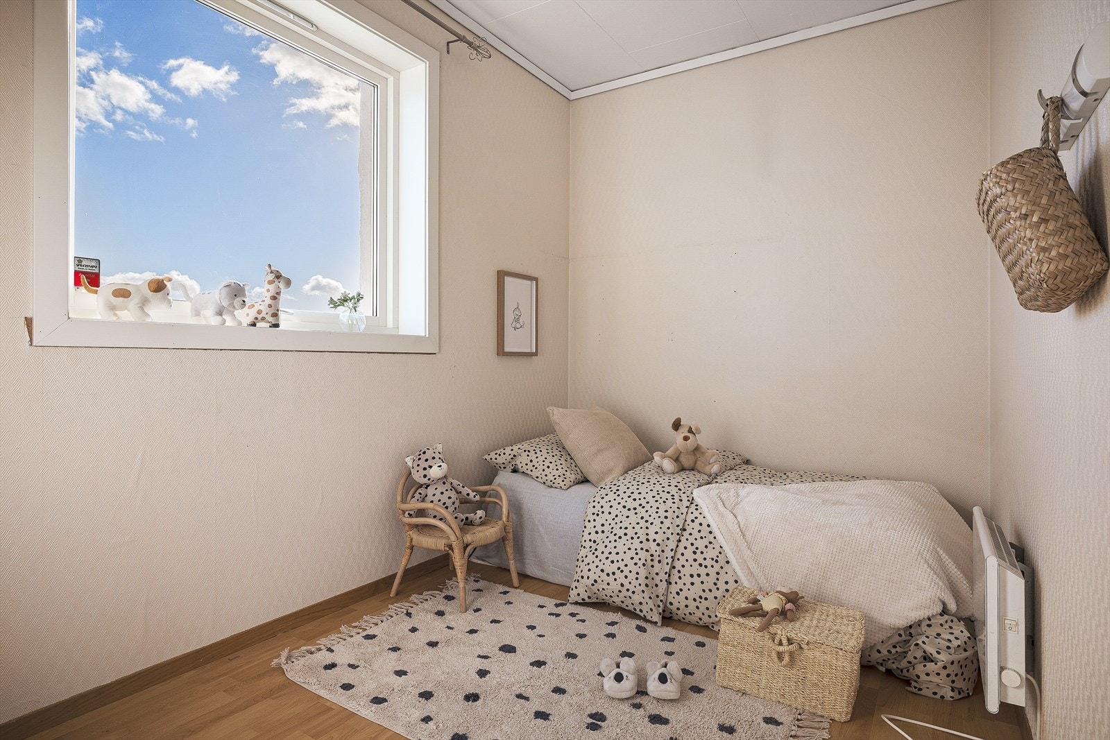 Soverommet i første etasje har laminatgulv og vegger med strie. Galleribilde