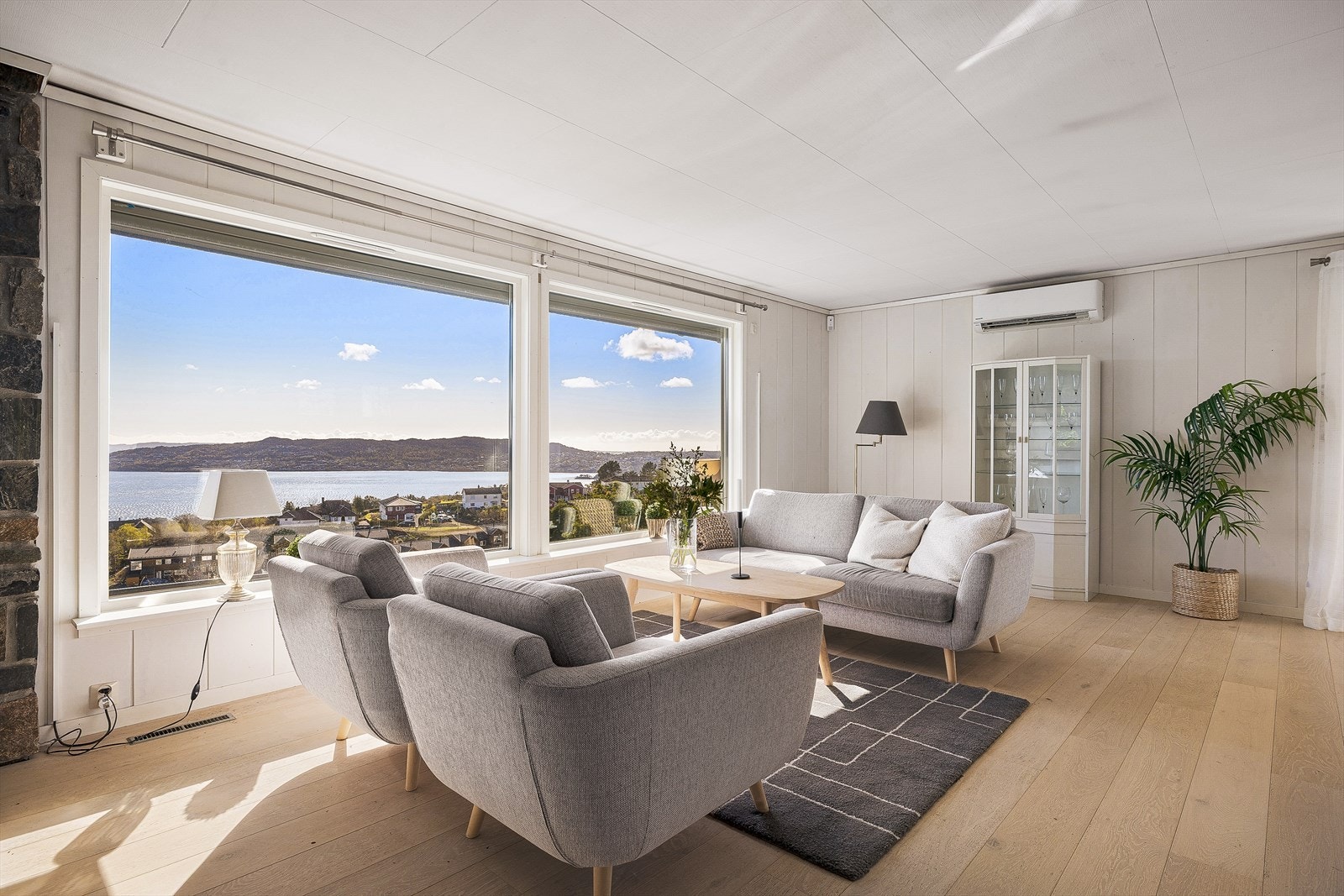 I andre etasje åpner stuen seg med store vindusflater som rammer inn utsikten over fjorden. Galleribilde