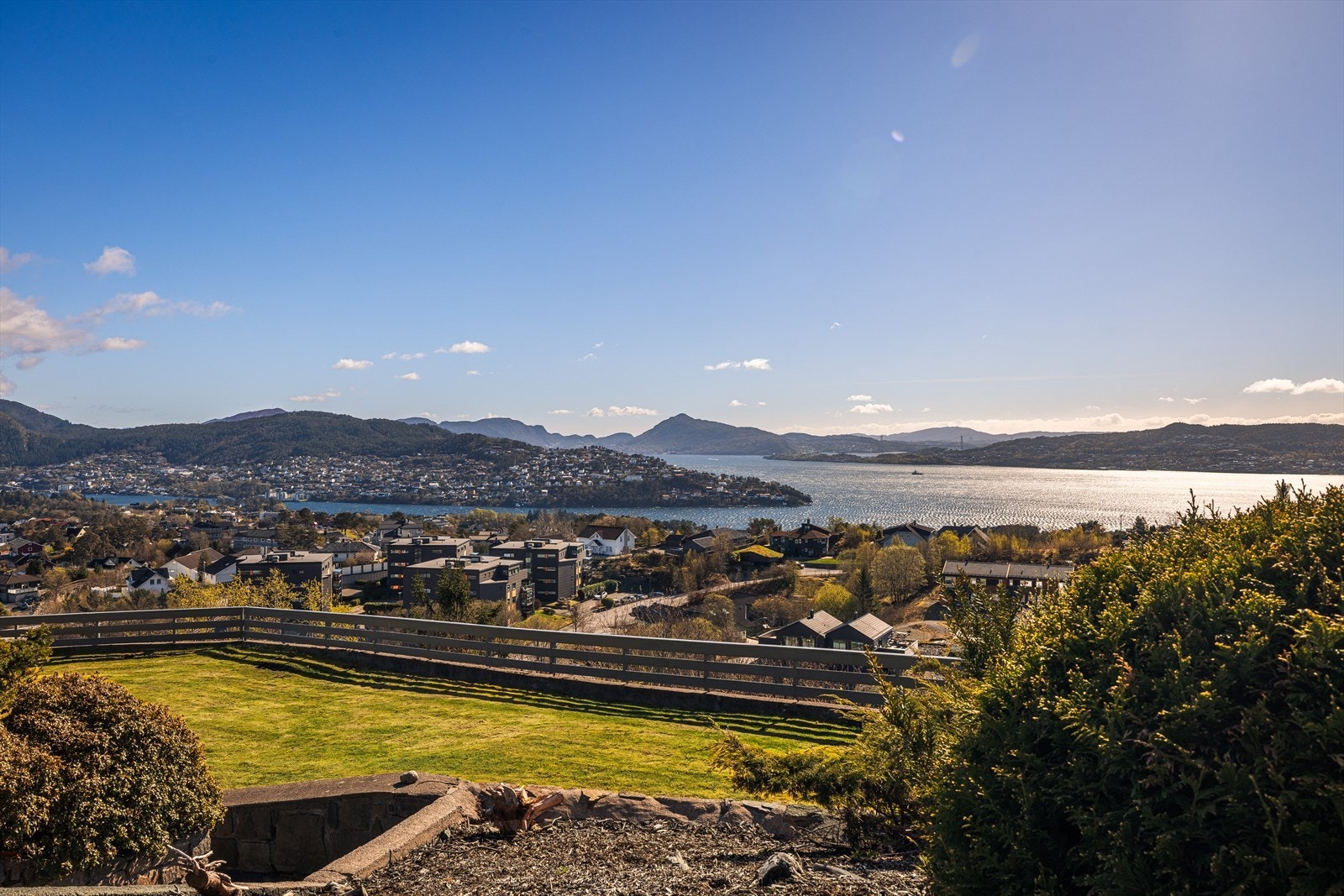 Panoramautsikt over fjord og fjell, med utsikt til både byfjellene og byfjorden Galleribilde
