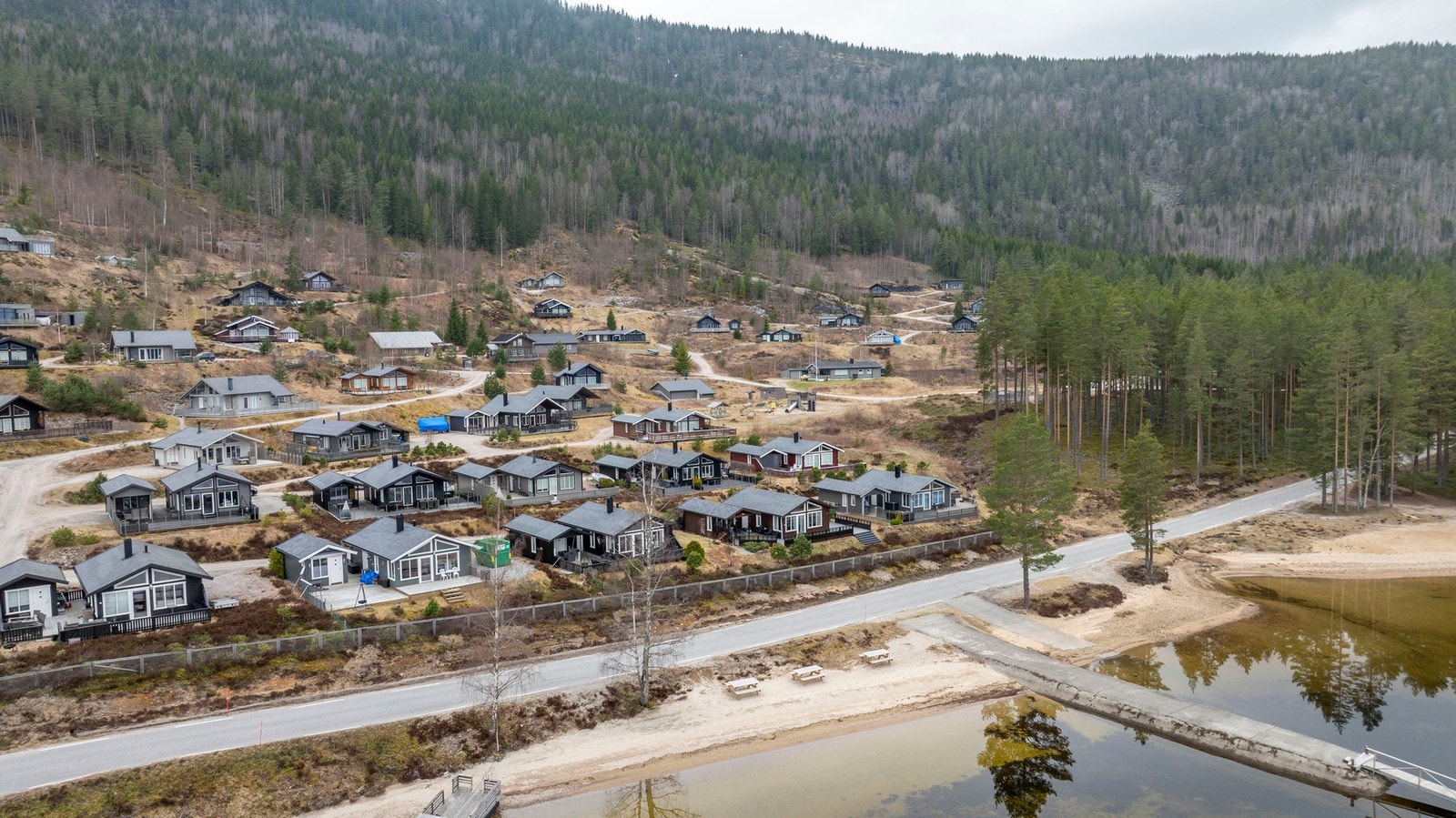 Nissers hyttegrend ligger idyllisk til ved innsjøen Nisser i Nissedal. Vestbredden av Nisser har noen av Norges fineste innlandssandstrender med flotte bade muligheter. Galleribilde