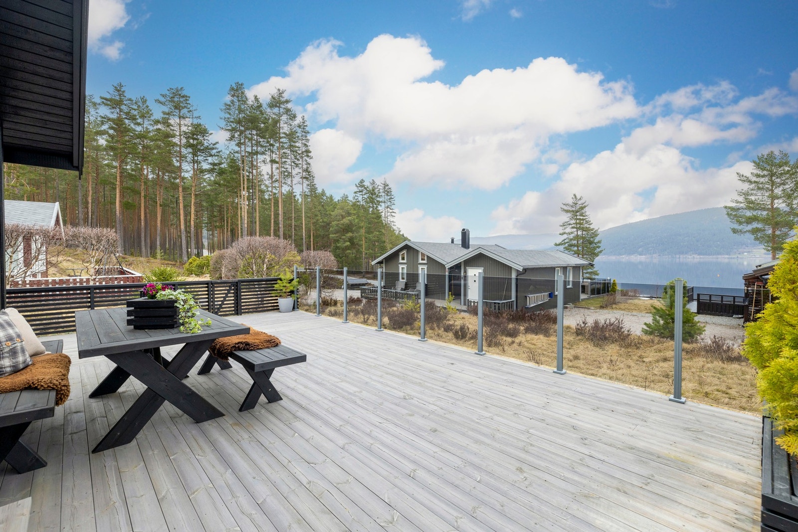 Rett utenfor hytteveggen ligger alt til rette for at både barn og voksne skal kunne trives når de er på ferie på hytta. Galleribilde