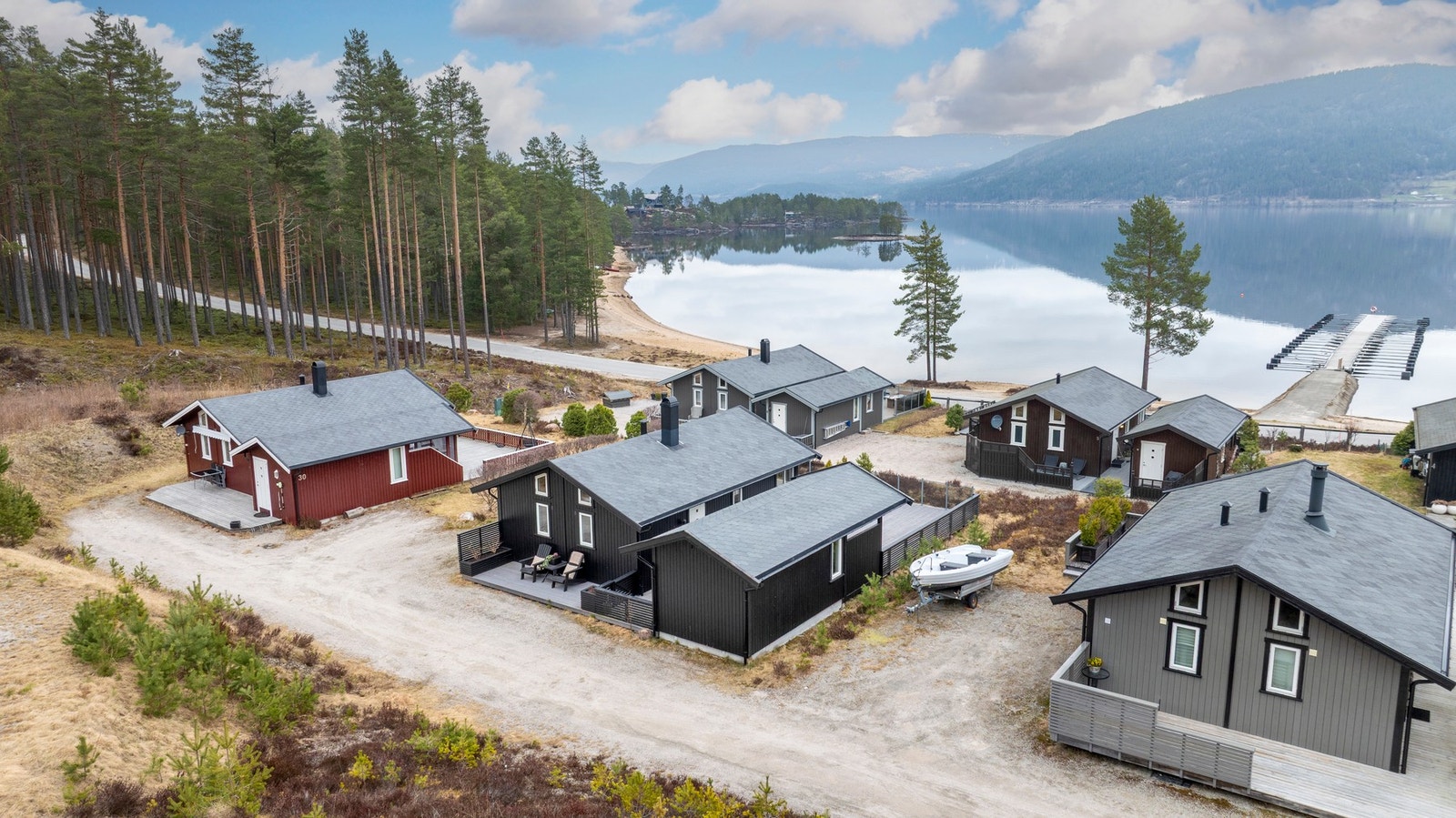 Hytta ligger i nærheten av Nisser (4 mil lang), som er kjent for sine lange hvite sandstrender, svaberg og flotte bademuligheter. Galleribilde