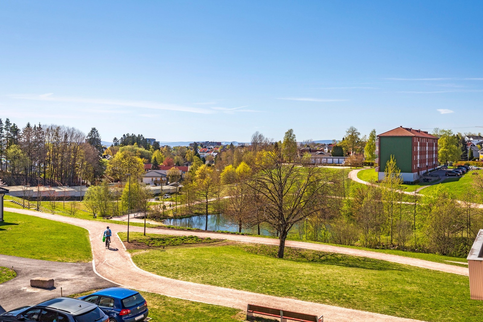 Bjerkedalen Park har fantastiske grøntområder og en rekke fasiliteter som treningsapparat, basketballbane, bordtennisbord m.m. Galleribilde