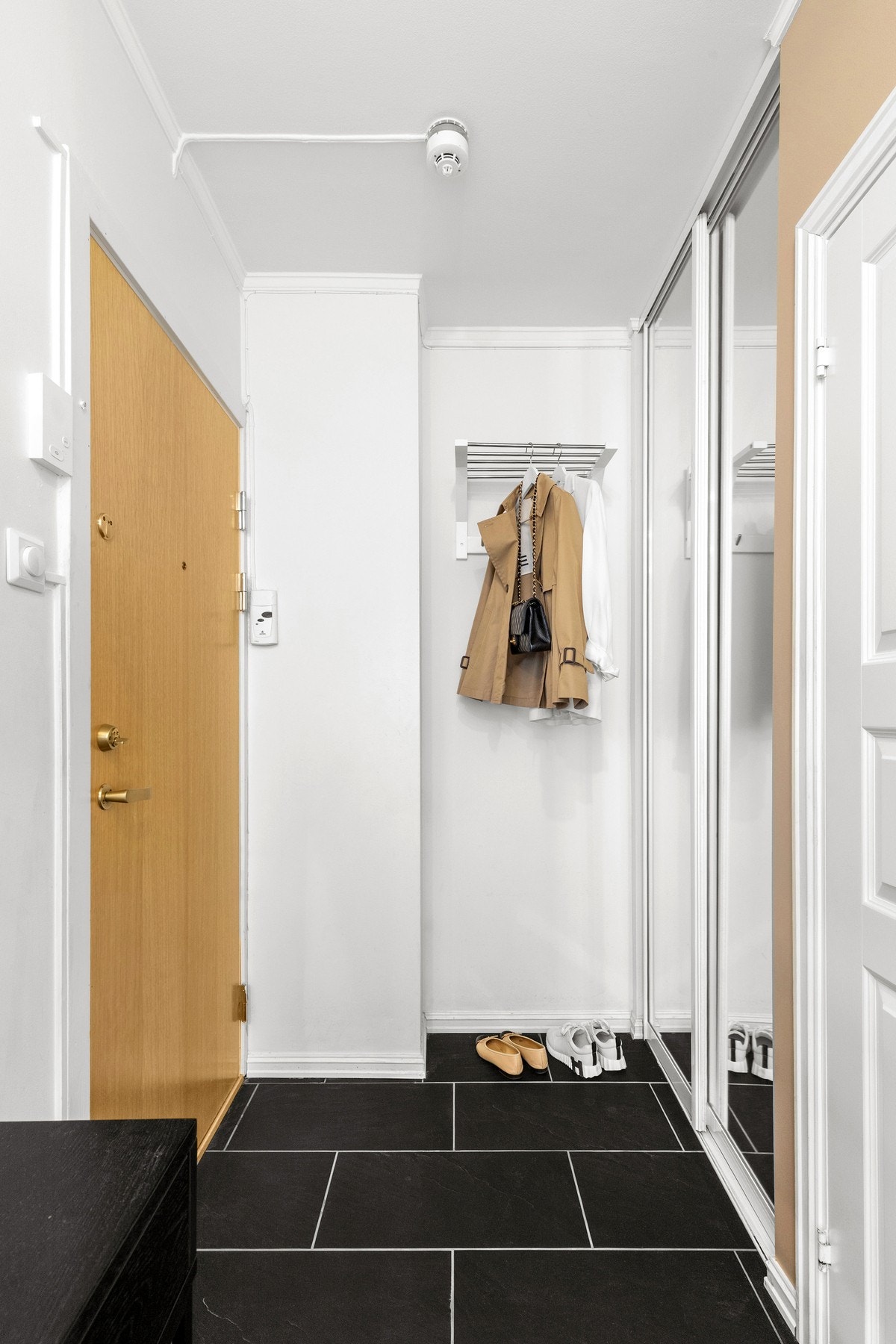 Ekstra plass for yttertøy i skyvedørsgarderobe. Galleribilde