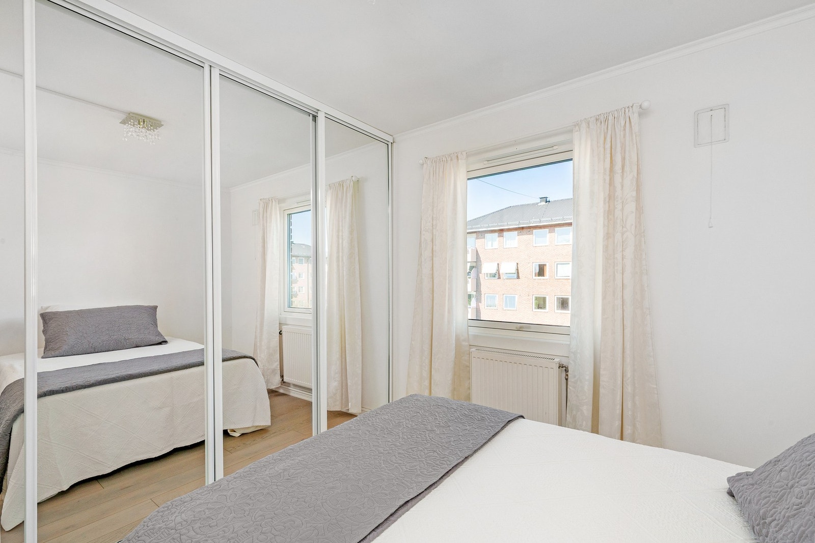 Godt med oppbevaringsplass i form av stor skyvedørsgarderobe. Galleribilde
