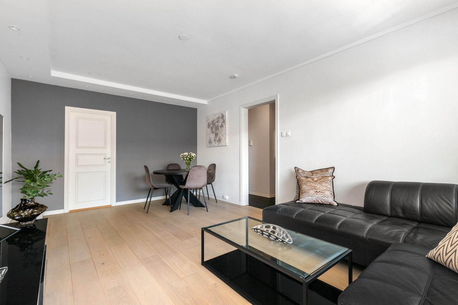 Stuen har god plass til hyggelig spisegruppe. Galleribilde
