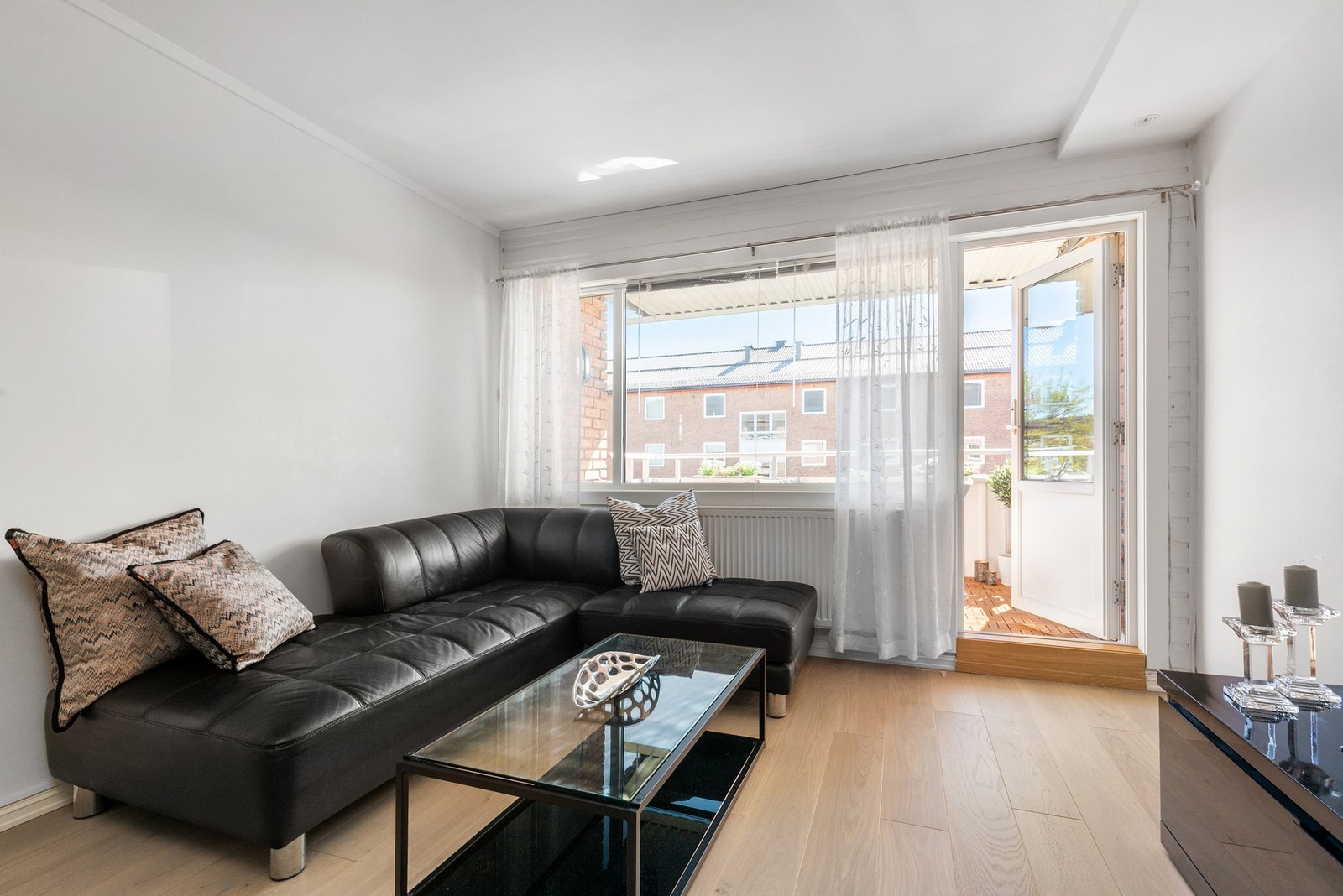 Fra stuen er det utgang til en solrik, sydvendt balkong. Galleribilde