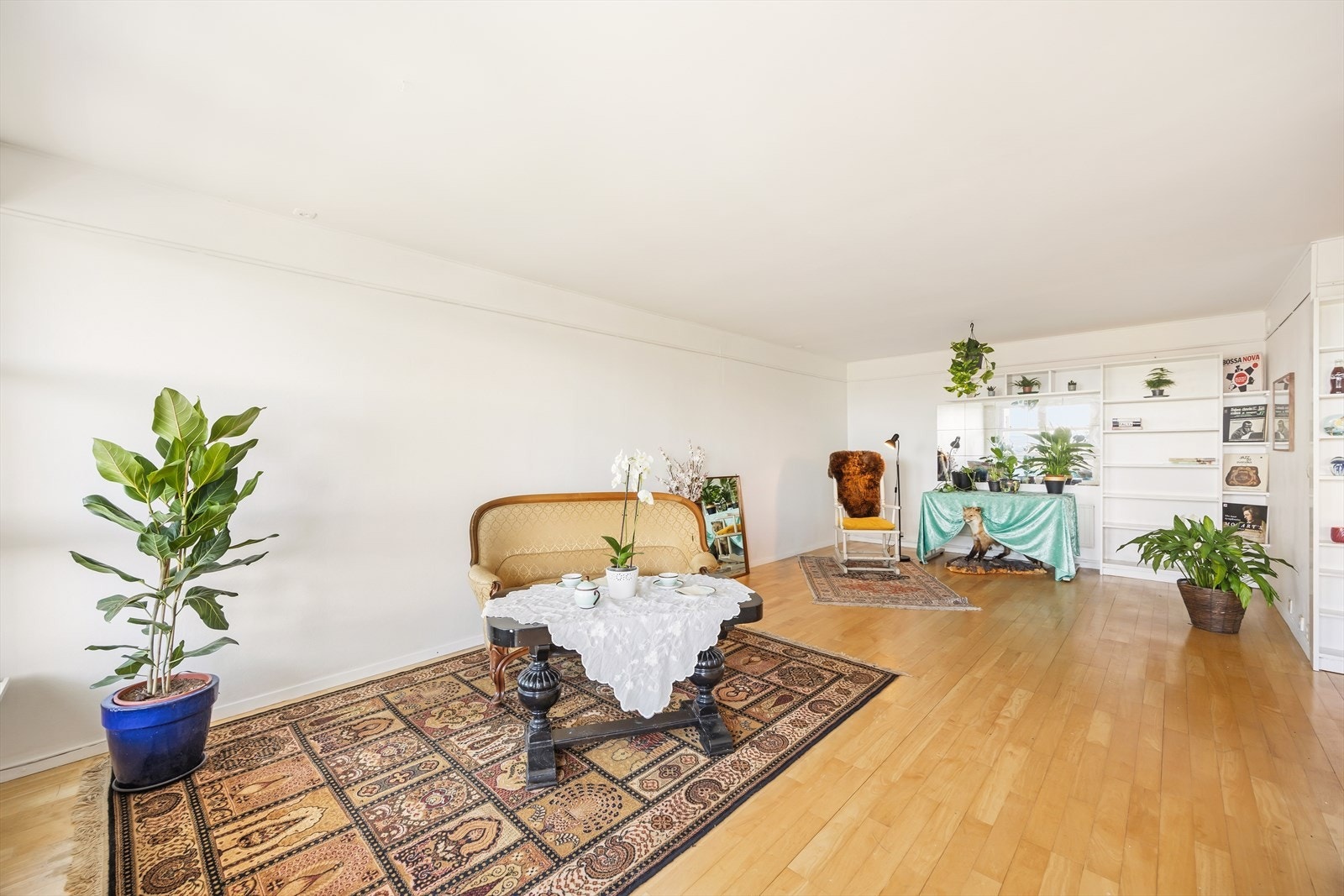 Stuen er lys og luftig med plass til både spisebord og sofagruppe. Galleribilde