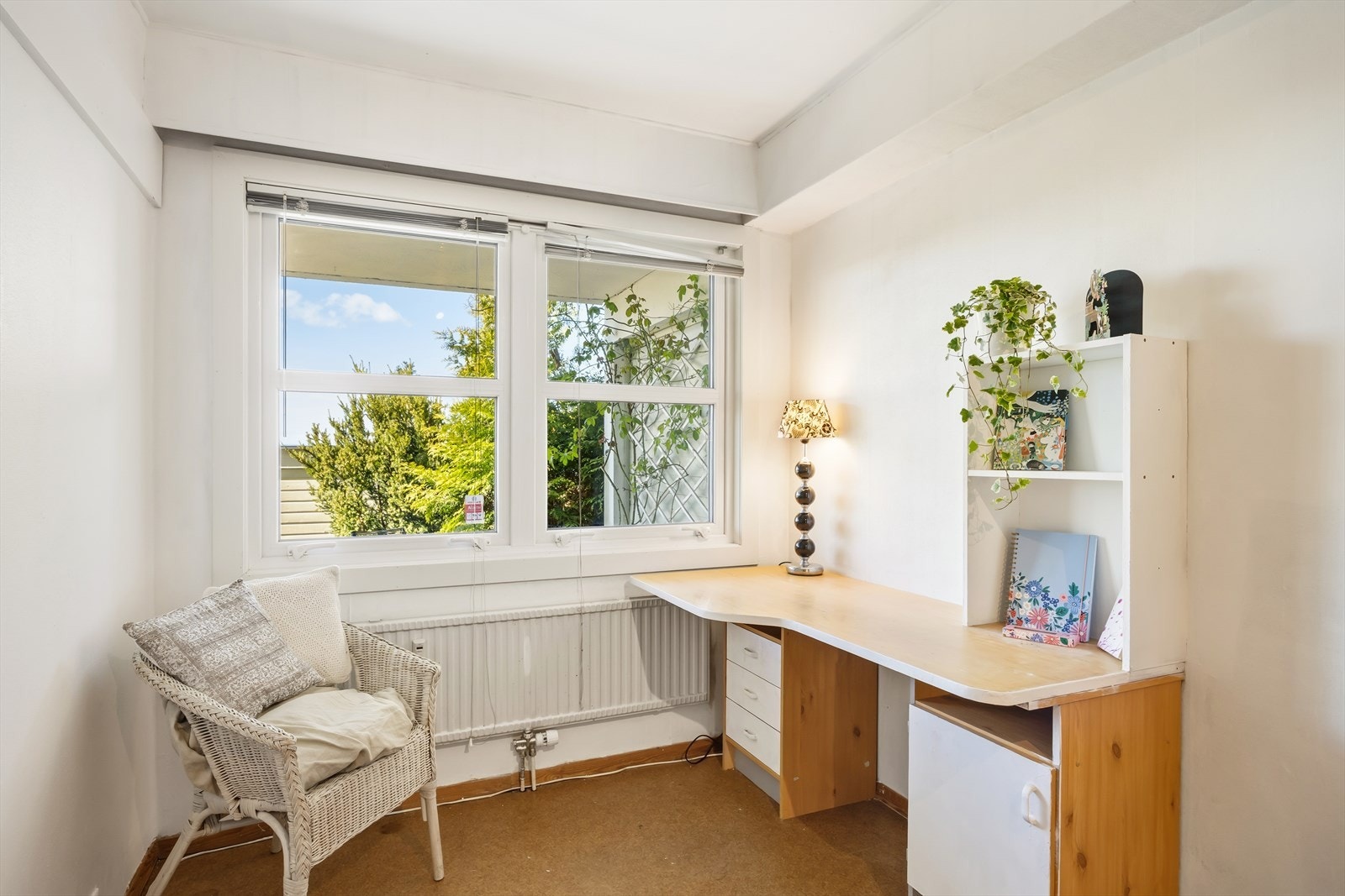 Rommet funker perfekt som soverom, gjesterom eller kontor- alt etter ønske og behov! Galleribilde