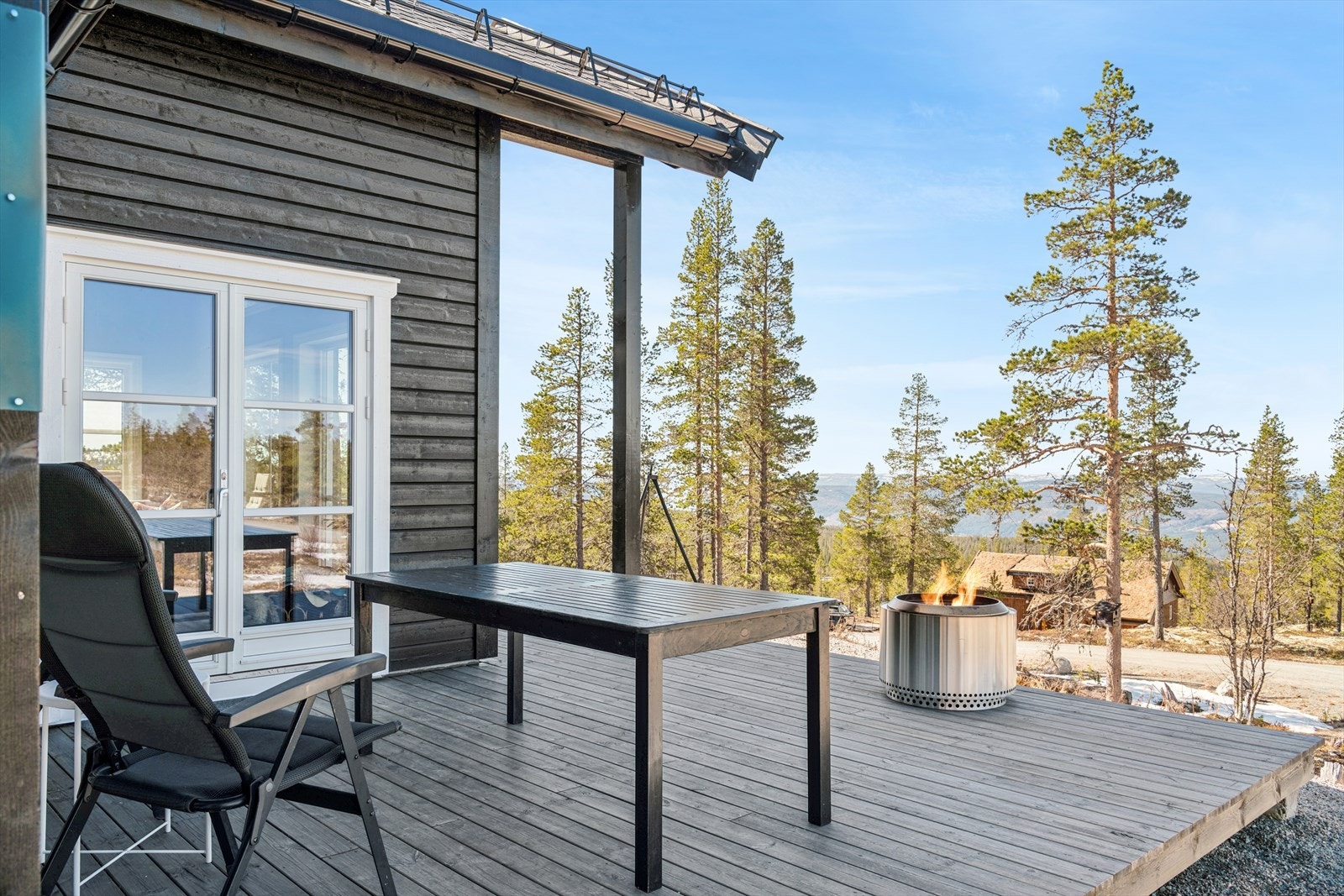 Den store terrassen på 63 m² gir rikelig med plass for både sittegruppe og spisebord. Terrassen ble beiset i 2023. Galleribilde