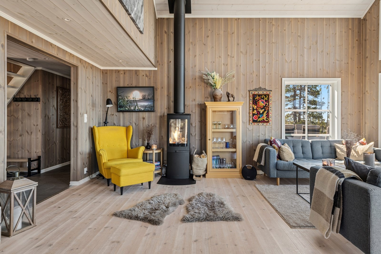 En vedovn fra Nordpeis med isolert stålpipe gir både effektiv varme og en lun atmosfære på kalde dager. Galleribilde