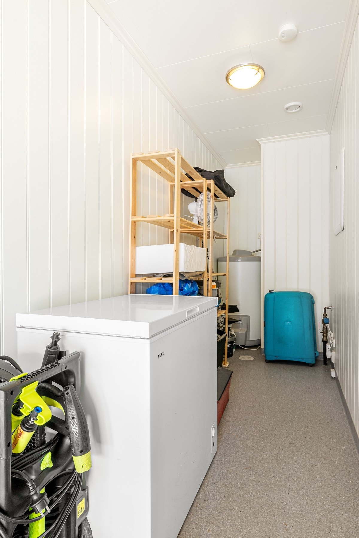 Praktisk sportsbod ved carporten. Galleribilde