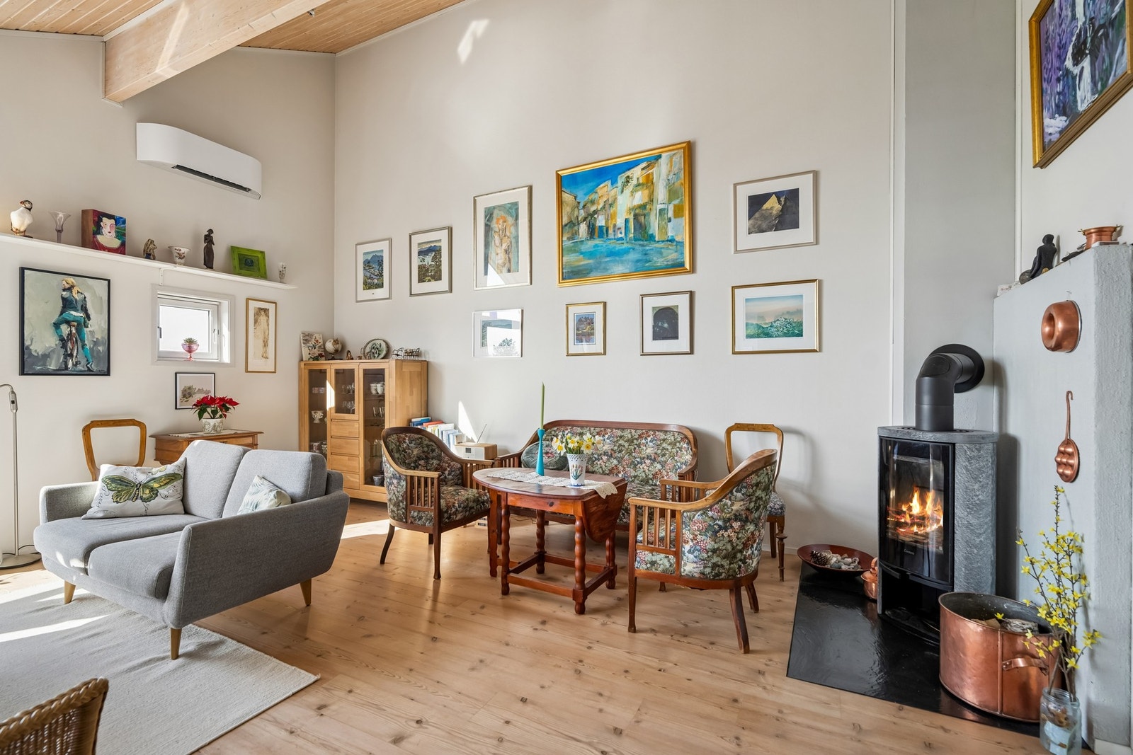 Det er montert varmepumpe, og det er vedovn Galleribilde