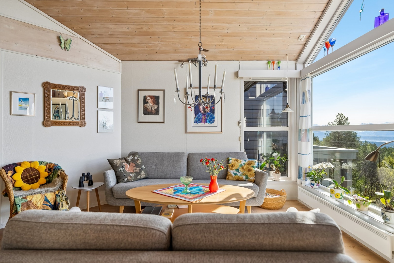 God plass i stuen til flere sittegrupper Galleribilde