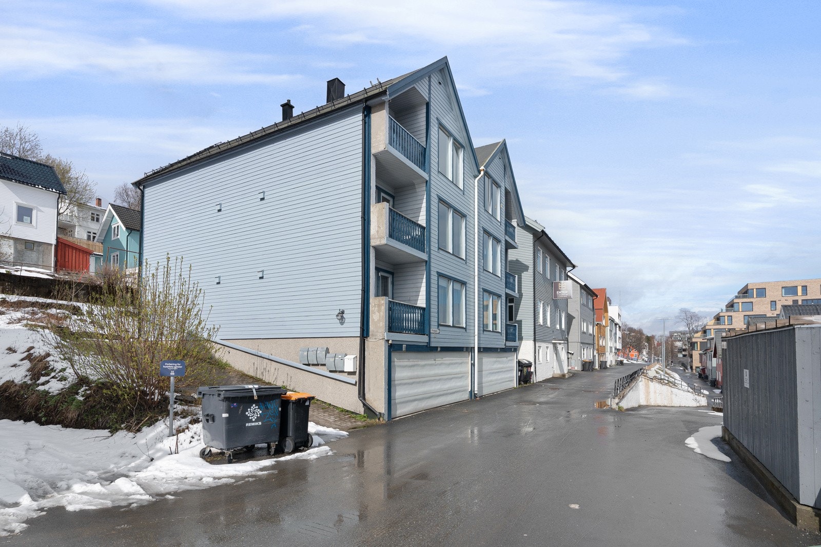 Leiligheten har en svært sentral og attraktiv beliggenhet med kort gangavstand til et bredt utvalg av servicetilbud, butikker, restauranter, kaféer og kulturtilbud.