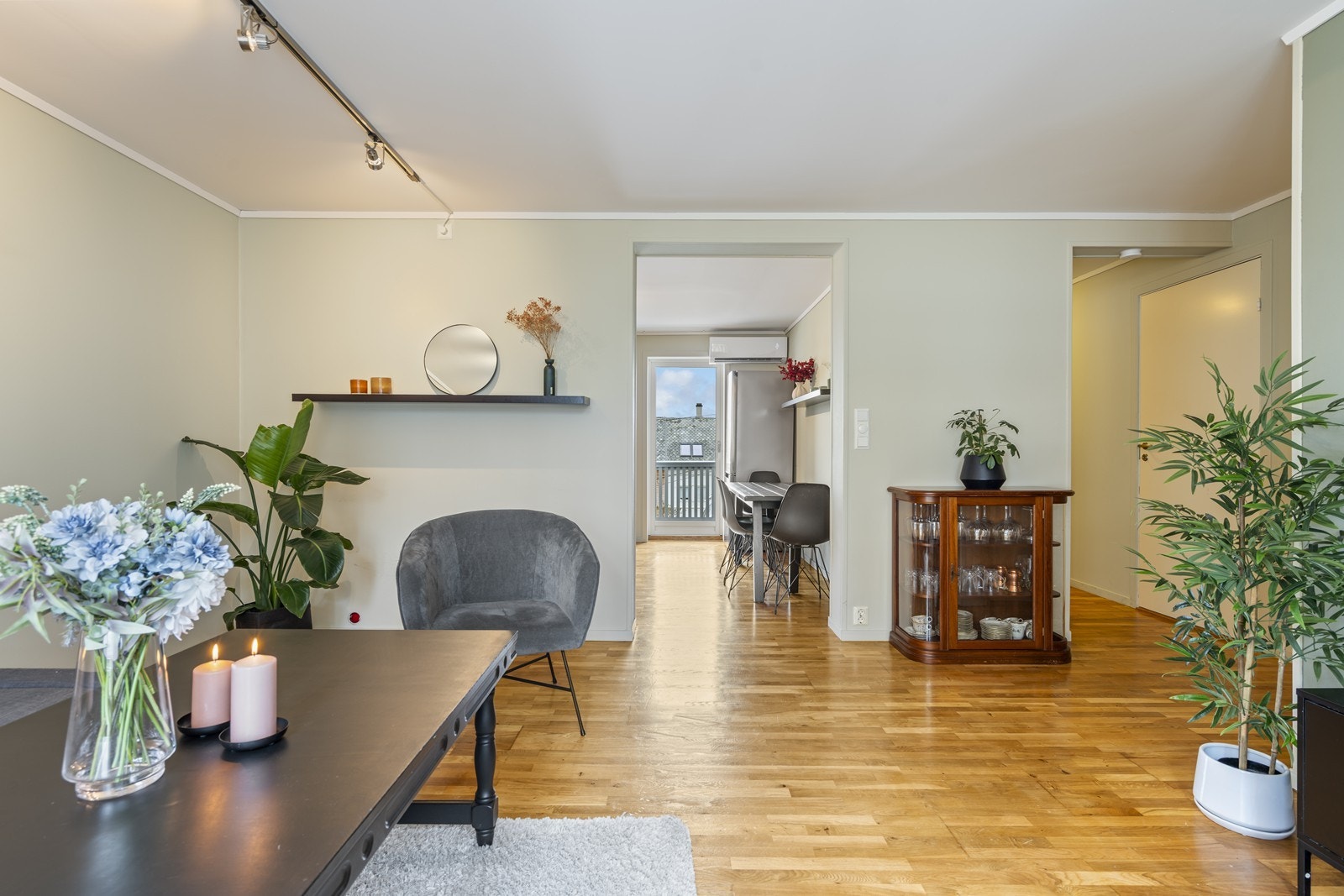 Kjøkkenet ligger i tilknytning til stuen og byr på videre adkomst til sørvestvendt balkong Galleribilde