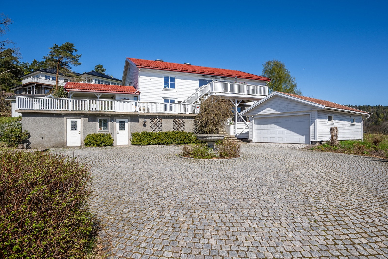 Tomten er på over 2 mål og da er det god plass til en stor gårdsplass med brostein Galleribilde