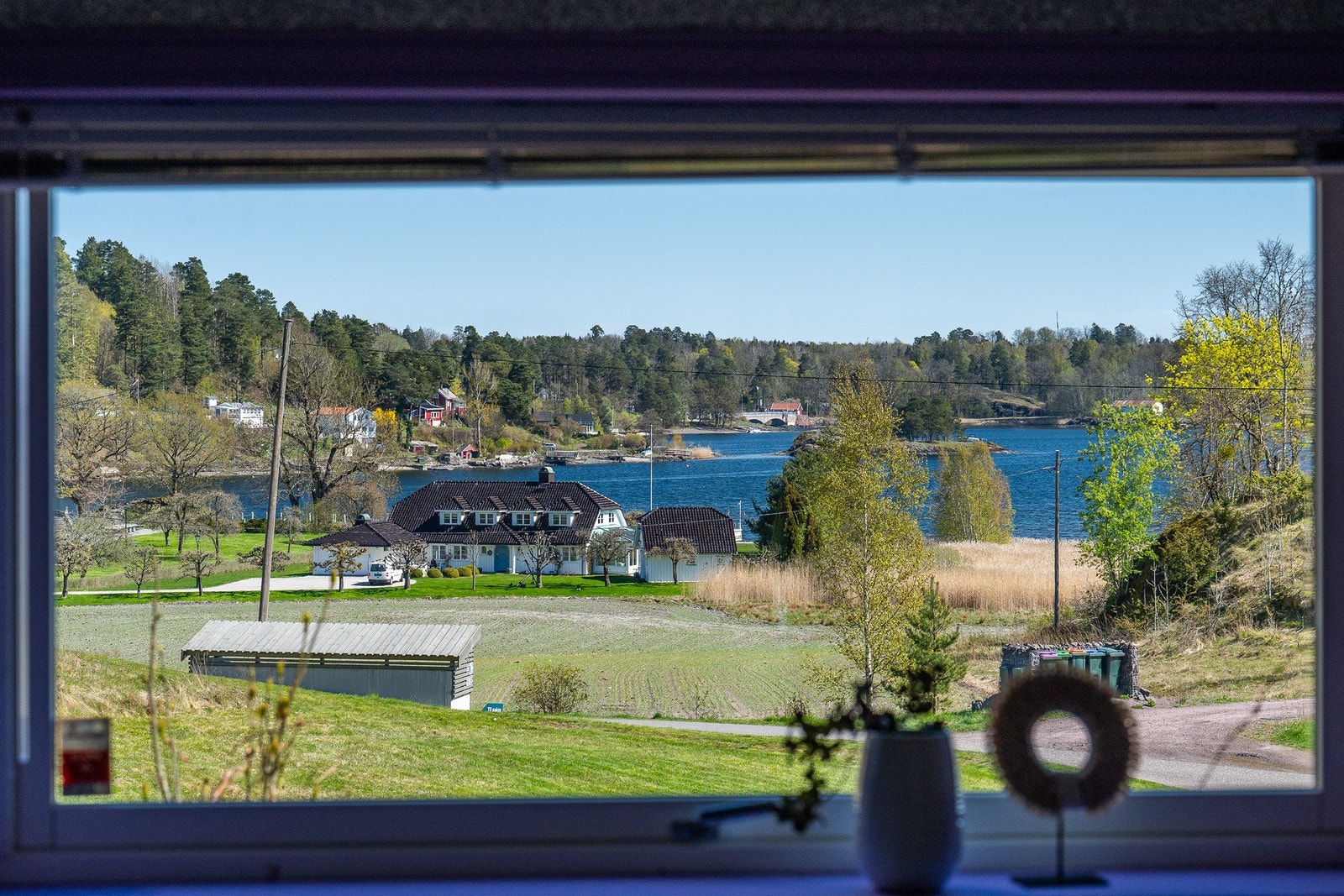 Flott utsikt ned mot Løvøya og fjorden Galleribilde