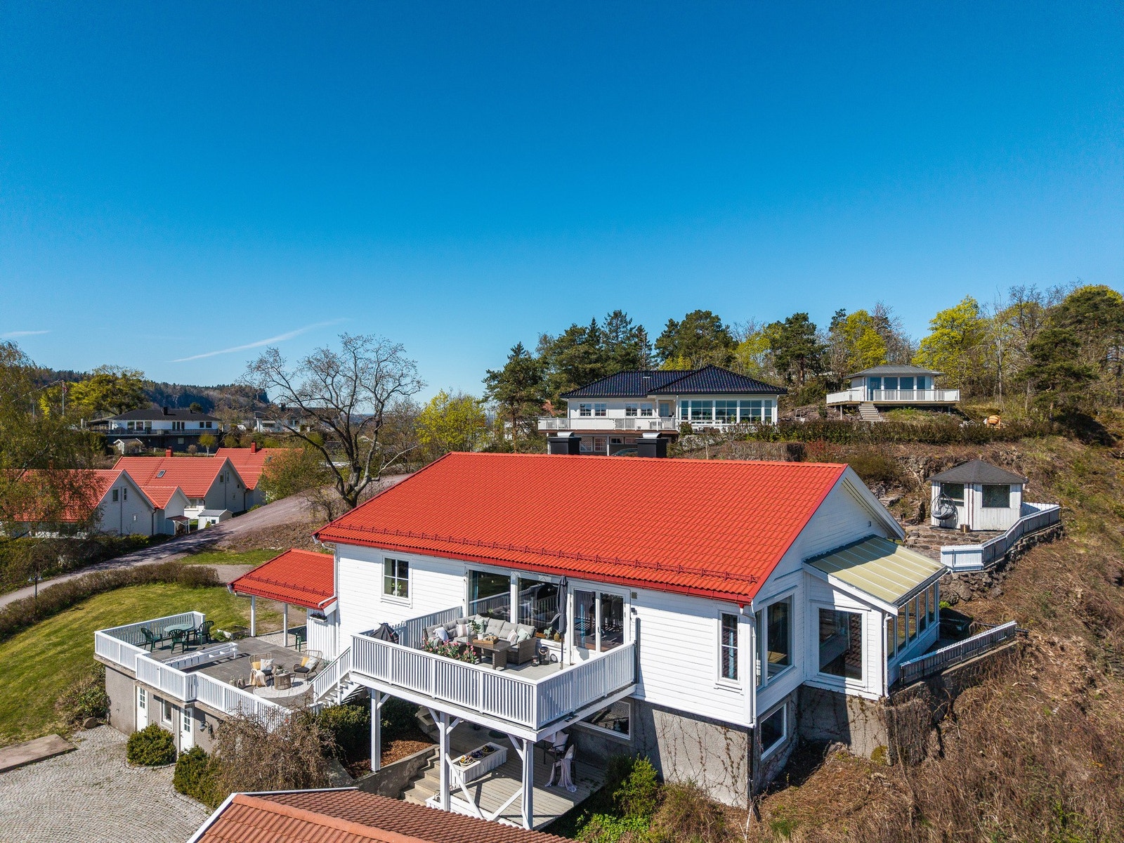 Her ser vi bl.a. to av de store terrassene, litt av vinterhagen og lysthuset til høyre Galleribilde