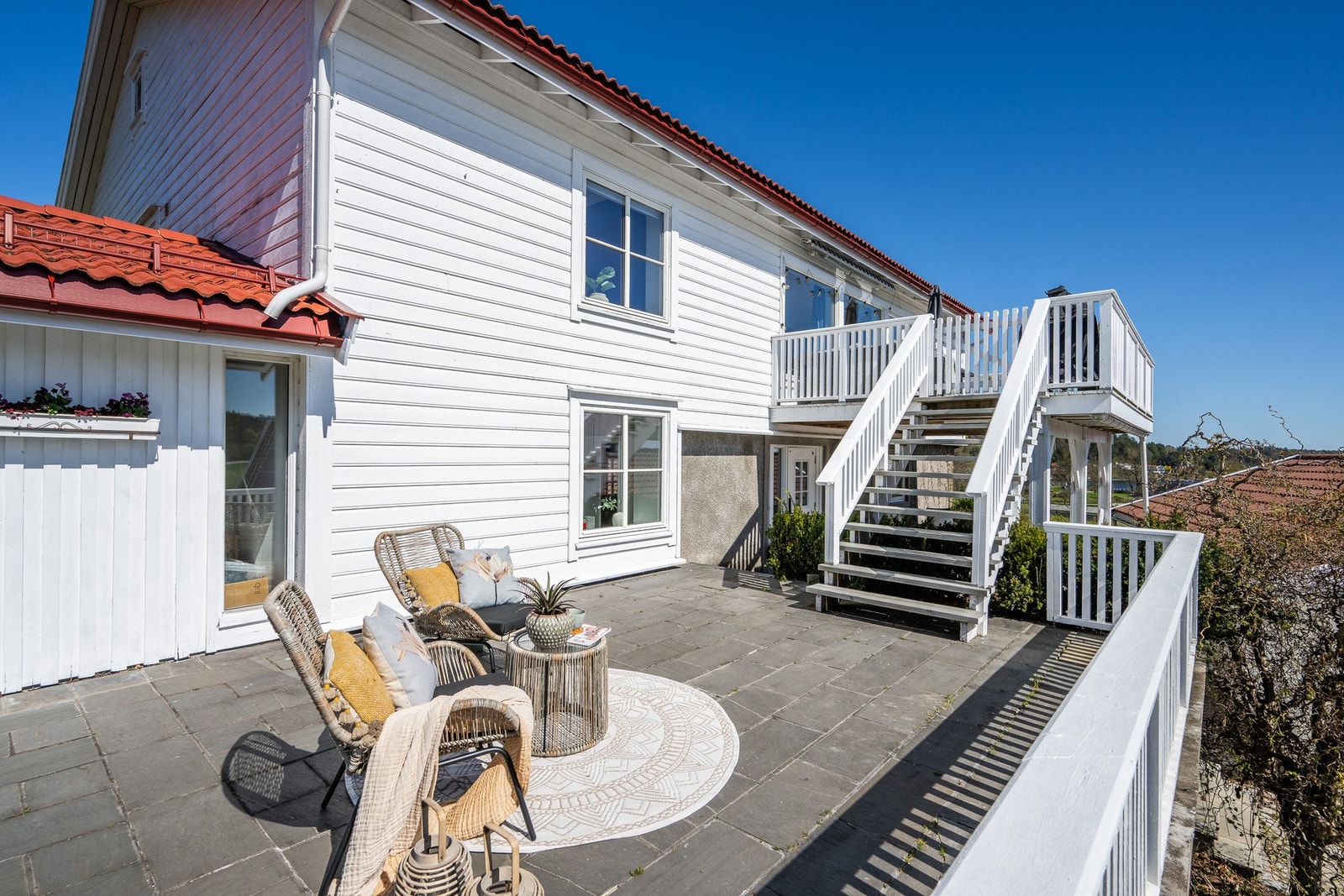 I tilknytning til inngangspartiet er det en stor terrasse med deilig morgensol Galleribilde