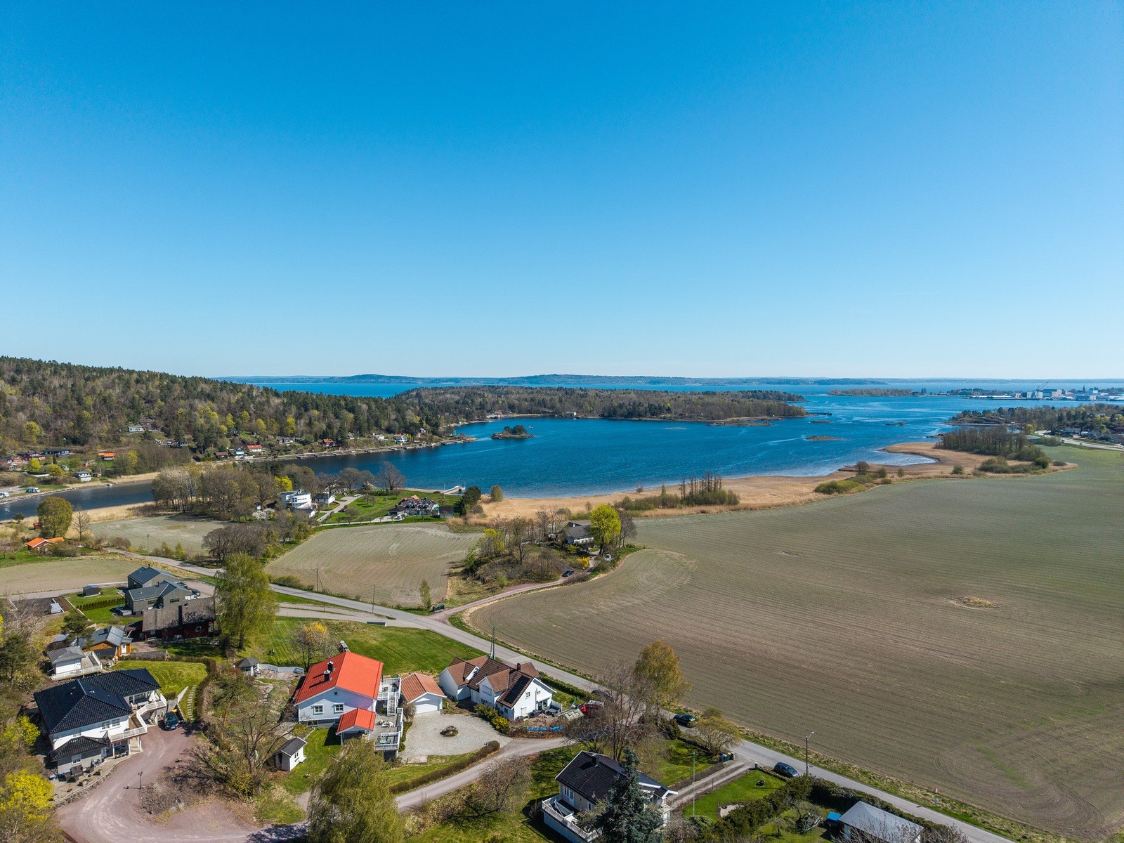 Dronebilde med huset i midten og vi ser videre mot Indre Havn og Karljohansvern Galleribilde