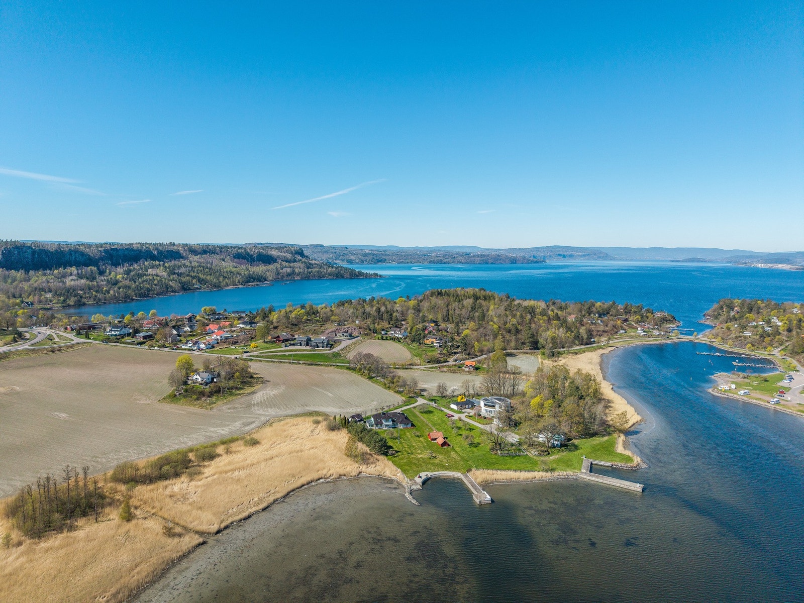 Her ser vi et dronebilde av Løvøyveien/Drasundveien og videre innover Holmestrandsfjorden Galleribilde
