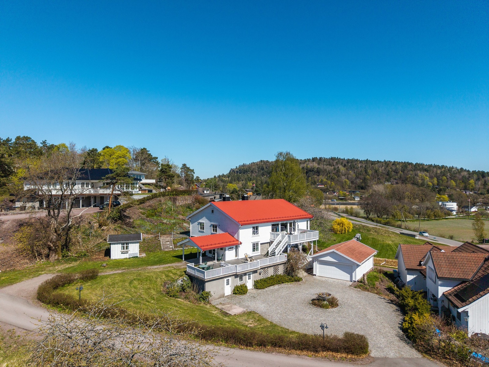 Her ser vi litt mer av de "grønne" omgivelsene i bakkant Galleribilde