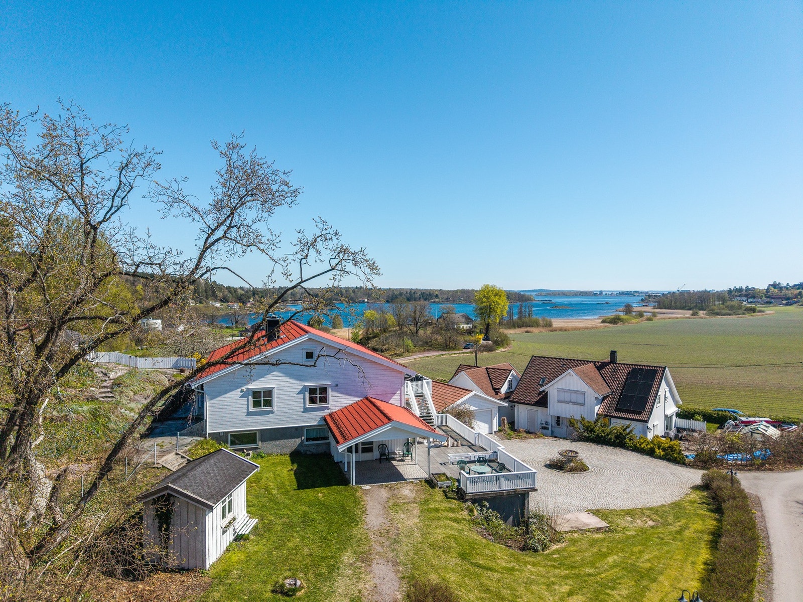 Her ser vi litt mer av tomten - overbygget til venstre for terrassen er inngangspartiet til en hybelleilighet Galleribilde