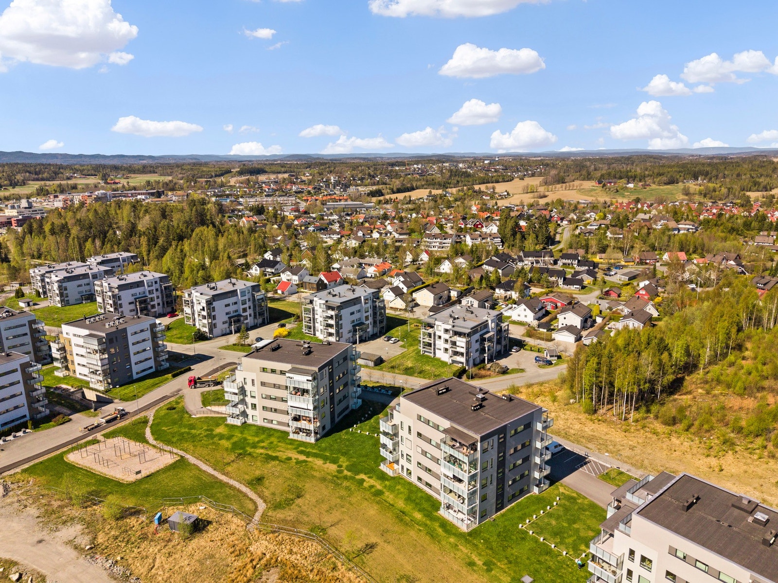 Fra leiligheten er det flotte turmuligheter like ved, det er gangavstand til togstasjon og Vestby sentrum. Det er kun 22 min fra Oslo S til Vestby stasjon med Follobanen. Galleribilde